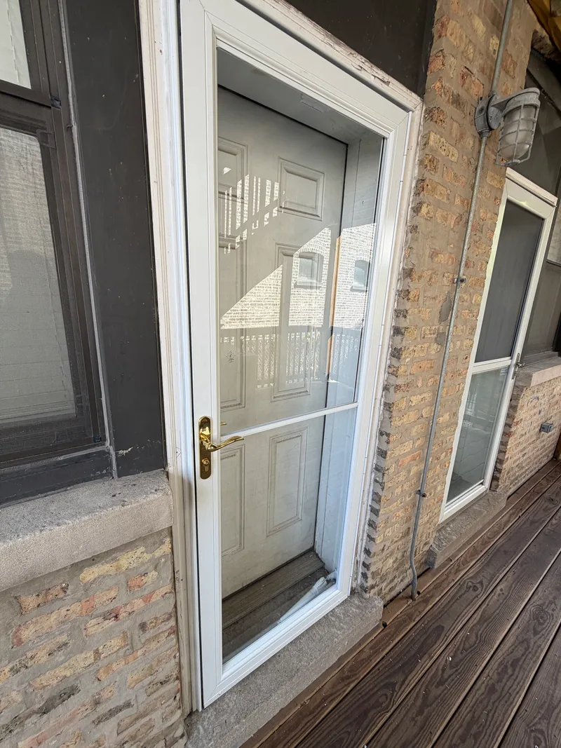 Sliding screen door in Ravenswood Manor, Chicago